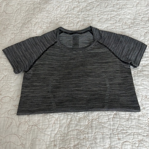 Like new condition Lululemon swiftly tech 2.0 short sleeve in black heather grey - Picture 2 of 4